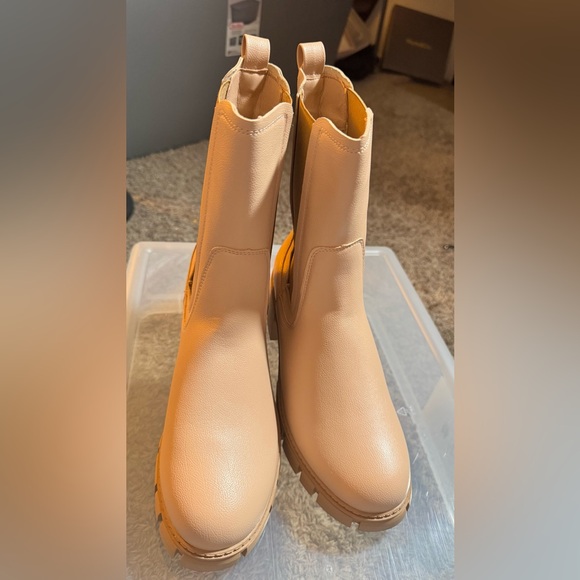Tinstree Beige Chunky Chelsea Boots Lug Sole Size 10 New NWOT - Picture 2 of 3